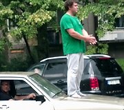 Patvinusioje Minties gatvėje užgeso "Audi" automobilis, ant variklio dangčio i&scaron;sirop&scaron;tęs vairuotojas laukė pagalbos.