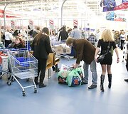 &bdquo;Maxima&ldquo; prekybos salė buvo sausakim&scaron;a, prie kasų nusidriekė eilės, pirkėjai vos pavežė savuosius pirkinius.