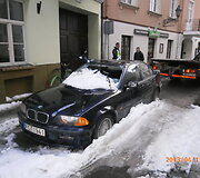 Sniego nuo&scaron;liaužos suniokotas BMW