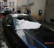 Sniego nuo&scaron;liaužos suniokotas BMW