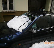 Sniego nuo&scaron;liaužos suniokotas BMW