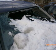 Sniego nuo&scaron;liaužos suniokotas BMW
