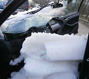 Sniego nuo&scaron;liaužos suniokotas BMW