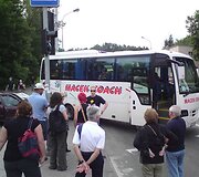 Turistai i&scaron; Čekijos laiko veltui neleido: vieni apžiūrinėjo apgadintą autobusą, kiti fotografavo greta esančią &scaron;v.Petro ir Povilo bažnyčią.