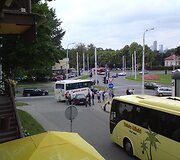 Į avarijos spąstus geram pusvalandžiui įkliuvo ir kitas i&scaron; M.Paco gatvės mėginęs i&scaron;sukti autobusas.