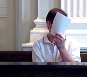 Aleksandras Andrijčukas i&scaron; pradžių slėpė veidą, bet po to persigalvojo.