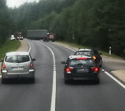 Netoli Prienų į avariją pateko sunkvežimis ir trys lengvieji automobiliai