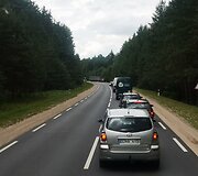 Netoli Prienų į avariją pateko sunkvežimis ir trys lengvieji automobiliai