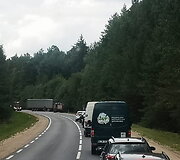 Netoli Prienų į avariją pateko sunkvežimis ir trys lengvieji automobiliai