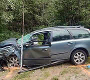 Netoli Prienų į avariją pateko sunkvežimis ir trys lengvieji automobiliai