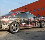 Apklijuotas S klasės &bdquo;Mercedes-Benz&ldquo; automobilis