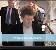 Nuo &bdquo;Vilniaus betmeno&ldquo; sprunkantis Zenonas Bir&scaron;tonas (kairėje) likus sekundei iki kryčio nuo laiptų.