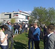 Evakuoti darbuotojai trečiadienio popietę leido pievoje prie Baltojo tilto