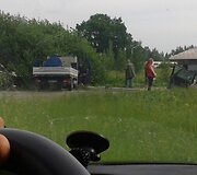 Vairuotojai greitai rado aplinkkelį. Tiesa, teko važiuoti ir per žolę.