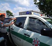 &Scaron;alčininkų rajono policijos komisariato pareigūnai ir antikorupciniais lipdukais paženklintas tarnybinis transportas.