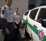 &Scaron;alčininkų rajono policijos komisariato pareigūnai ir antikorupciniais lipdukais paženklintas tarnybinis transportas.