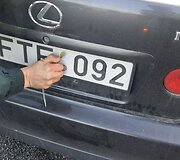 Sulaikytas &bdquo;Lexus&ldquo; automobilis dėl techninių problemų paliktas be techninės apžiūros lipdukų.