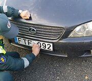 Sulaikytas &bdquo;Lexus&ldquo; automobilis dėl techninių problemų paliktas be techninės apžiūros lipdukų.