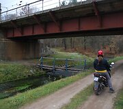 Po geležinkelio tilto per Bražuolės upę esančiu tilteliu motorolerio vairuotoja Valentyna sakė bandysianti pasinaudoti pirmą kartą. Sėkmingai.