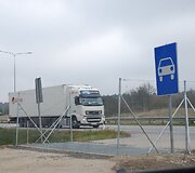 Norint patekti prie geležinkelio tilto per Bražuolės upę, reikia pasukti į &scaron;į i&scaron;važiavimą i&scaron; greitkelio Vilnius&ndash;Kaunas.