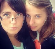 Birutė Guigaitė (de&scaron;inėje) su seserimi Jūrate