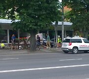 Įvykio vietoje netrukus po avarijos: nukentėjusieji (kairėje) laukia pagalbos