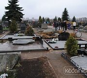 Vandalai i&scaron;vartė antkapius