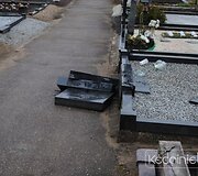 Vandalai i&scaron;vartė antkapius