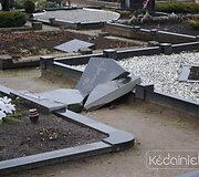 Vandalai i&scaron;vartė antkapius