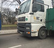 Sunkvežimio avarijos vietoje