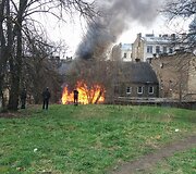 Sandėliukai liepsnojo atvira ugnimi