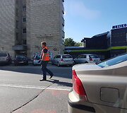 Kol vyko kontaktinio tinklo remonto darbai, vienas i&scaron; avarinės tarnybos specialistų sostinės &Scaron;eimyni&scaron;kių g. reguliavo eismą.
