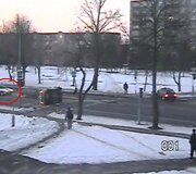 Baltosios ma&scaron;inos vairuotojas kar&scaron;ligi&scaron;kai ėmė trauktis atbulomis, nors policijos &bdquo;&Scaron;koda&ldquo; jau buvo baigusi savo skrydį, o nuo pareigūnų automobilio jį dar skyrė kita ma&scaron;ina.