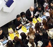 Londono parduotuves per &scaron;ventes užplūdo pirkėjai