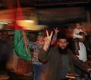 Džiūgaujantys palestiniečiai