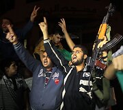 Džiūgaujantys palestiniečiai