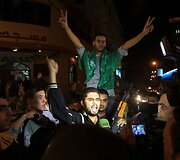 Džiūgaujantys palestiniečiai