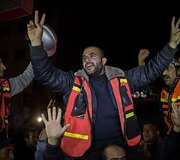 Džiūgaujantys palestiniečiai