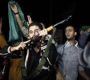 Džiūgaujantys palestiniečiai