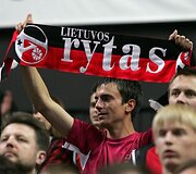 Gerbėjai palaiko komandą.