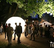 &Scaron;e&scaron;tadienio vakarą kultūros projekto &bdquo;Tebūnie naktis&ldquo; organizatoriai vilioja sostinėje pasigrožėti daugybe ypatingų meno projektų.