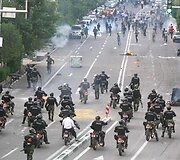 Irano policija susirėmė su draudimų nepaisančiais protestuotojais 