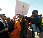 Protestuotojų susirėmimas su policija