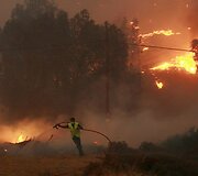 Gaisrui pasiekus Atėnus ugniagesiai kovoja su liepsnomis, o žmonės evakuojami i&scaron; priemiesčių.