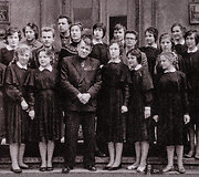 Vladas Žemaitis su Salomėjos Nėries vidurinės mokyklos abiturientais 1961 m. Salomėjos Nėries gimnazijos archyvo nuotr