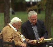 Arielis Sharonas (kairėje) su Benjaminu Netanyahu