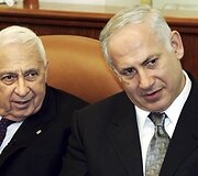 Arielis Sharonas (kairėje) su Benjaminu Netanyahu