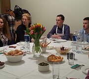 Akcijos &bdquo;Pakviesk užsienietį į svečius&ldquo; akimirka (trečias i&scaron; kairės - Michaelas Laiskonis)