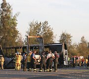 Kalifornijoje vilkikui įsirėžus į moksleivius vežantį autobusą žuvo bent devyni žmonės