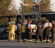 Kalifornijoje vilkikui įsirėžus į moksleivius vežantį autobusą žuvo bent devyni žmonės